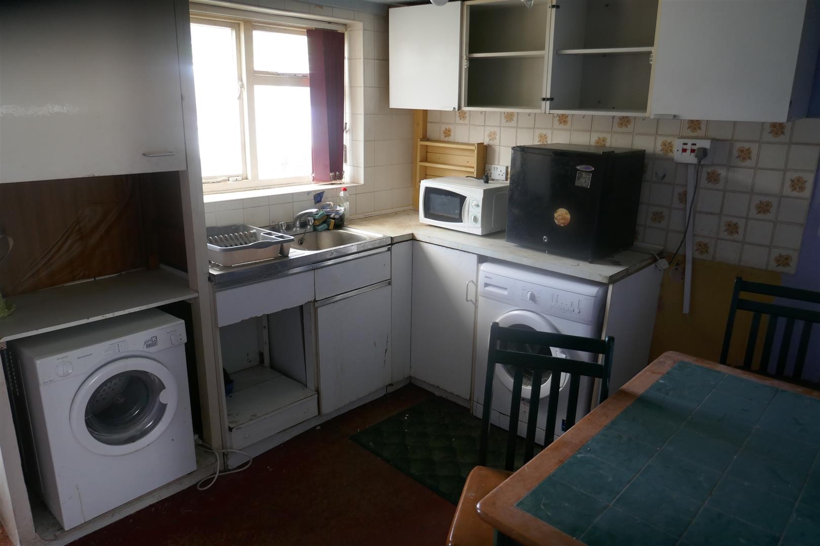 KITCHEN/LIVING ROOM